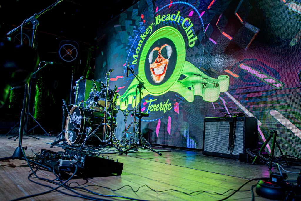 Batería y amplificadores en el escenario de Monkey Beach Club Tenerife.