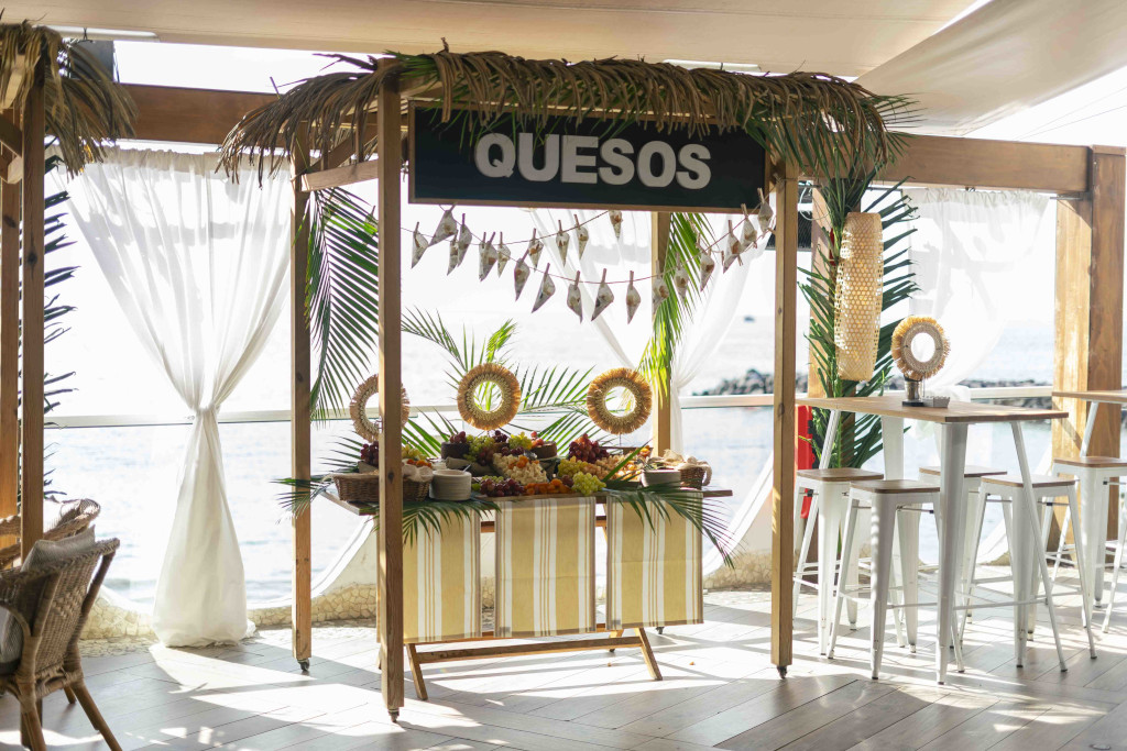 Puesto de quesos decorado junto al mar en Tenerife.