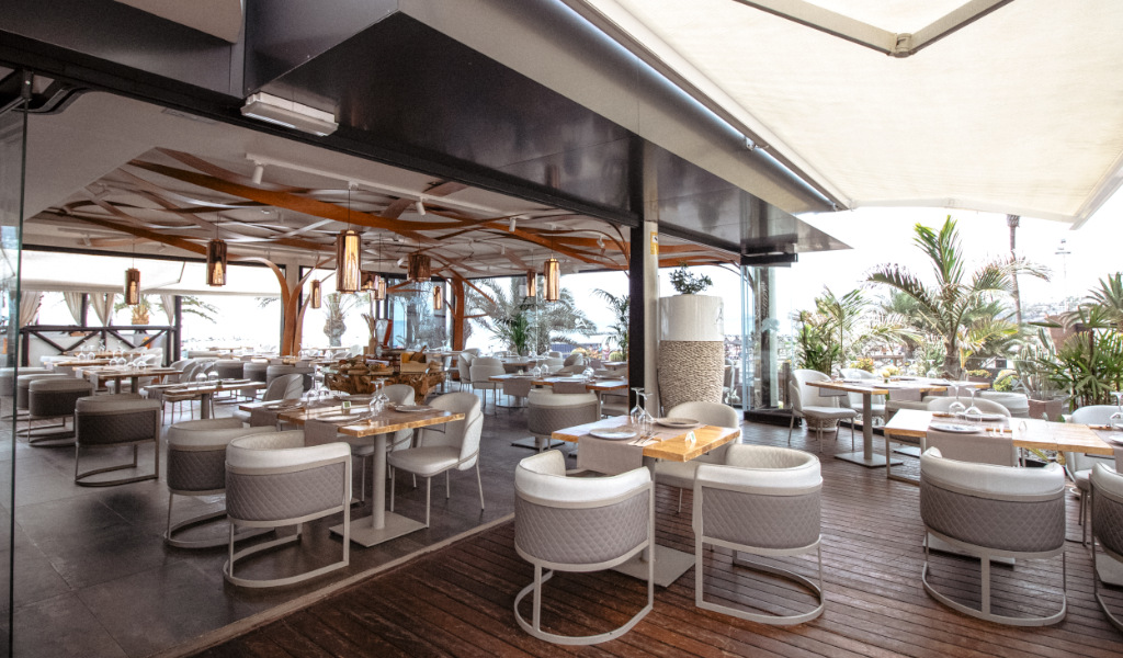 Restaurante con terraza en Tenerife, mesas y sillas dispuestas para comensales.