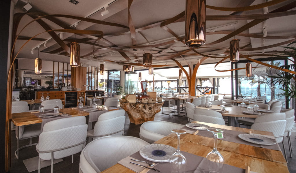 Restaurante con mesas elegantes y decoración moderna en Tenerife.