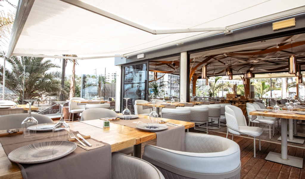 Restaurante al aire libre con mesas y sillas en Tenerife.