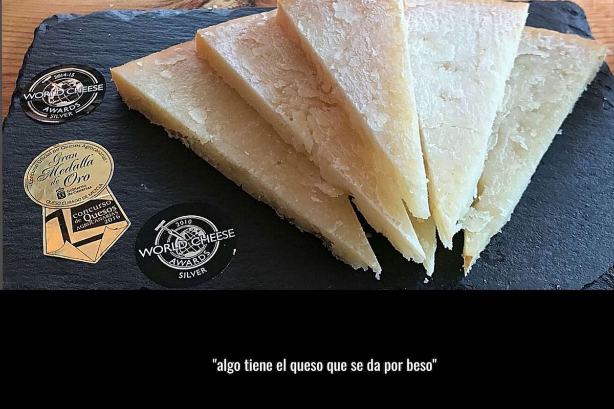 Queso curado premiado, Tenerife, con medallas y texto algo tiene el queso que se da por beso.