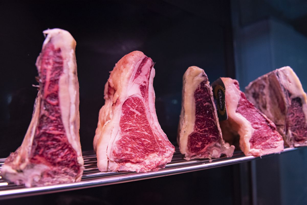 Cortes de carne en un estante en El Sauzal, Tenerife.