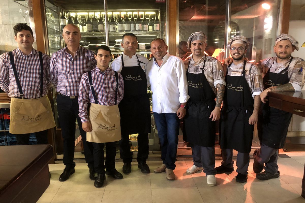 Equipo de Secreto de Chimiche en Tenerife, posando delante de una bodega de vinos.