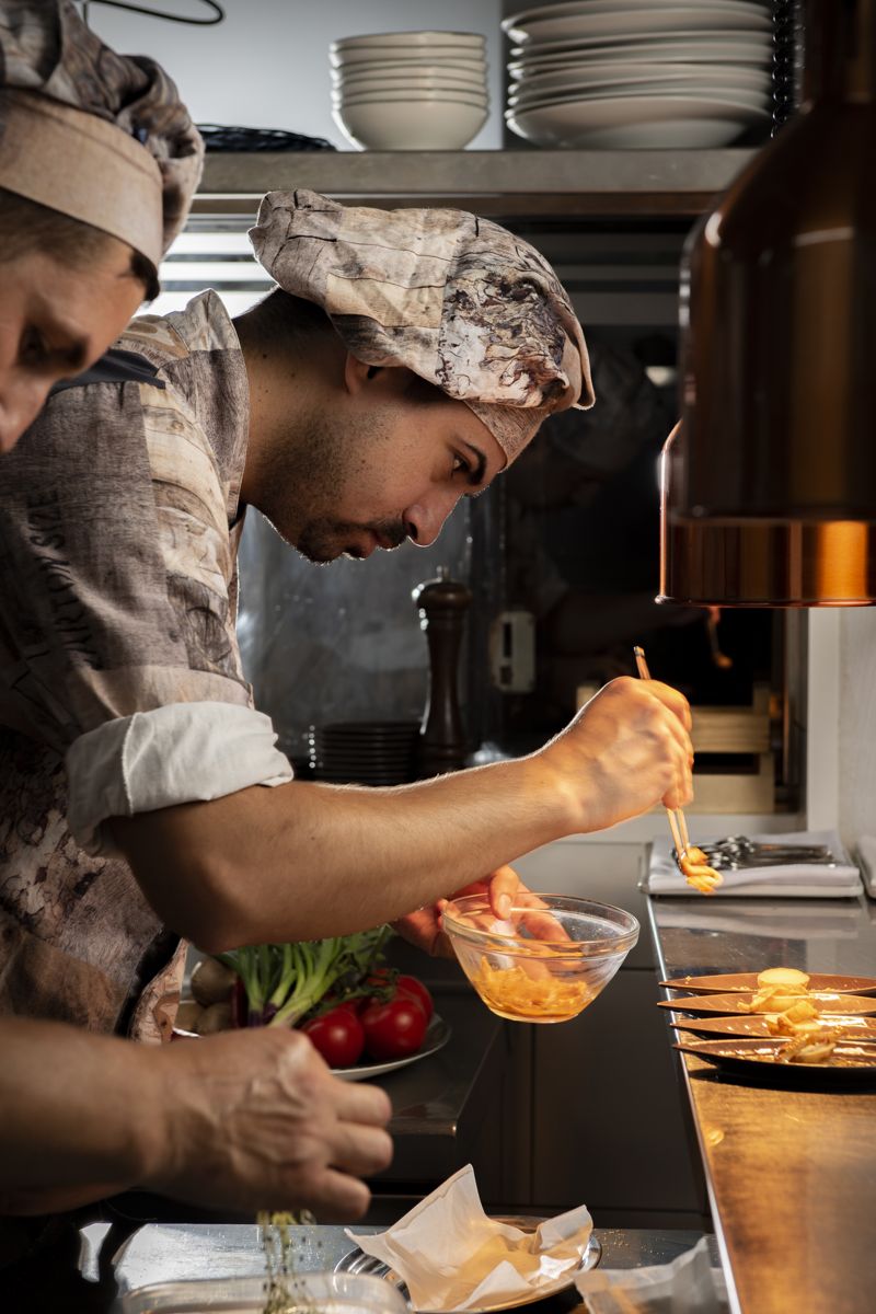 Chef preparando un plato en cocina de restaurante en Tenerife.