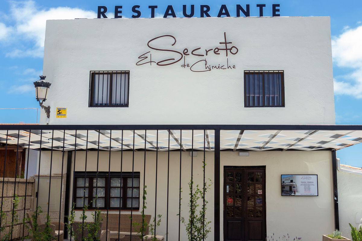 Restaurante El Secreto de Chimiche en Tenerife con cartel en fachada blanca.