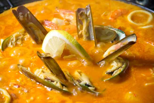 Paella de mariscos con limón en Tenerife.