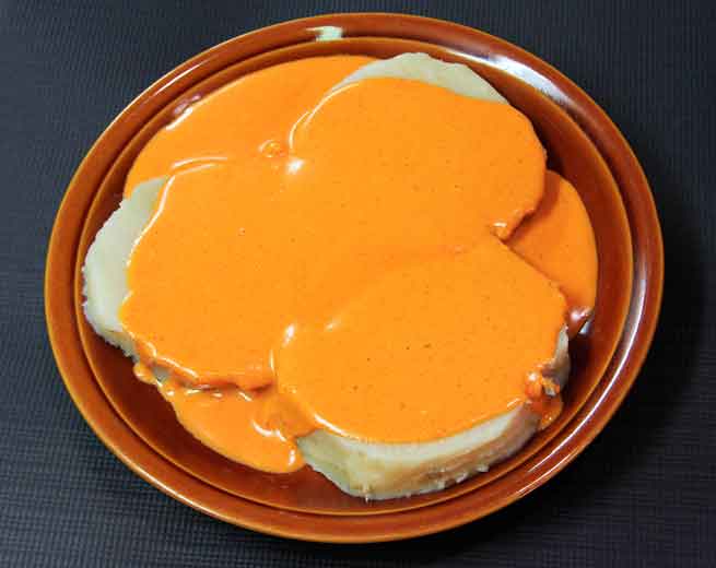 Papas arrugadas con mojo en un plato, especialidad de Tenerife.
