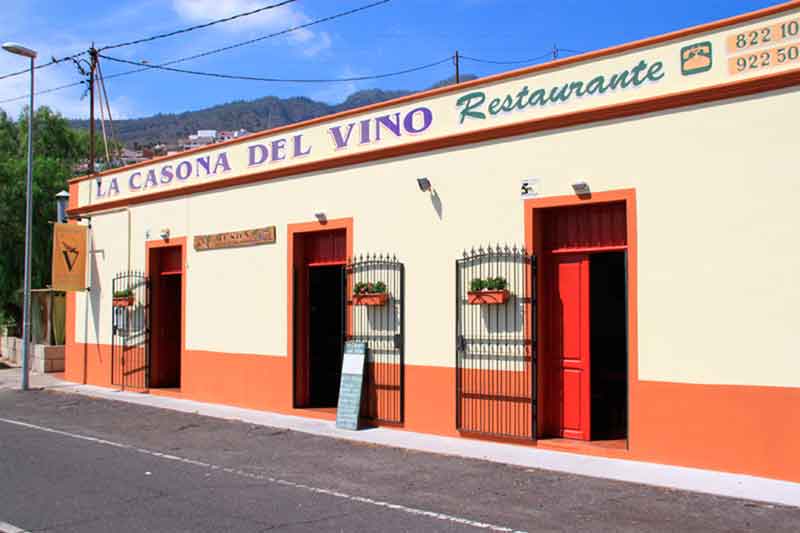Restaurante La Casona del Vino en Tenerife con puertas abiertas y letrero visible.