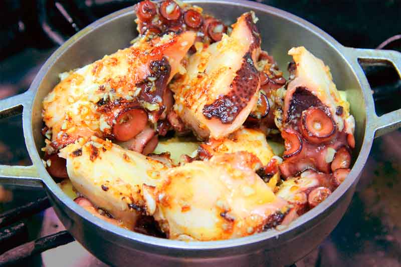 Pulpo asado servido en cazuela en restaurante de Tenerife.
