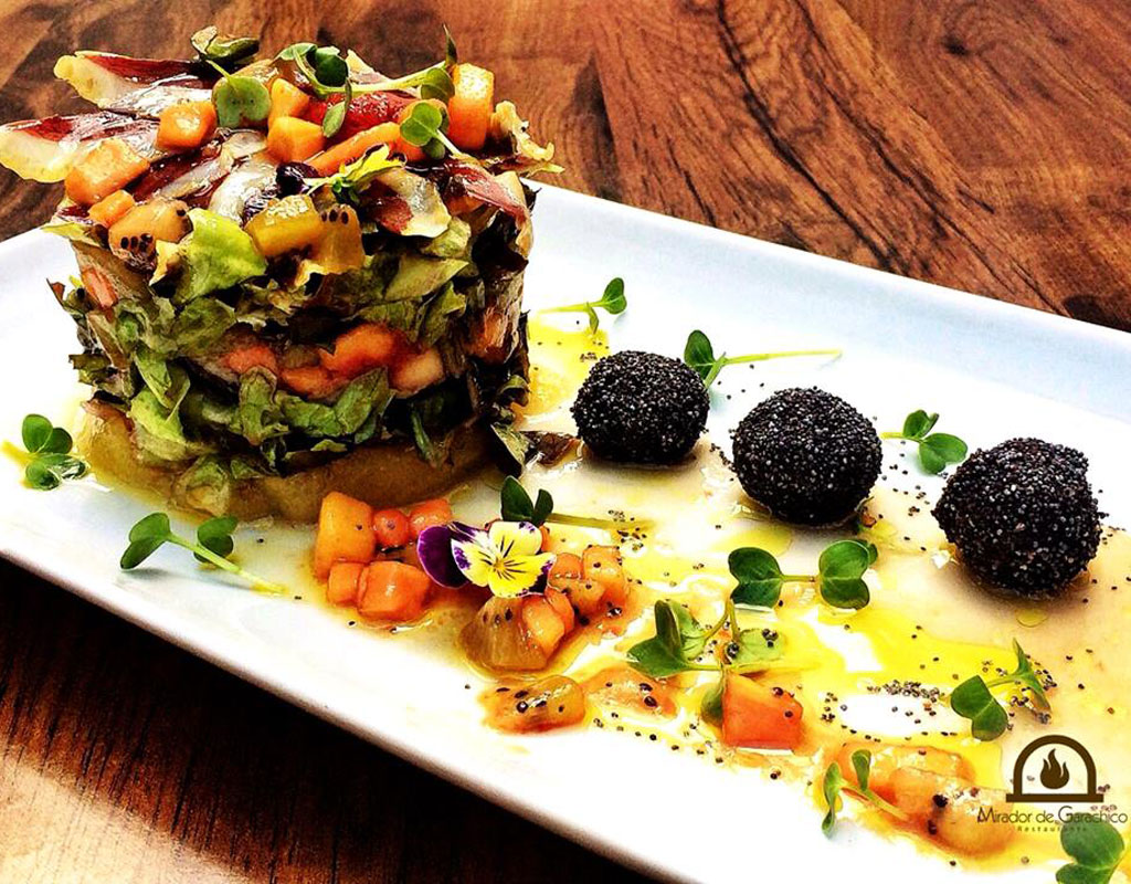 Ensalada gourmet con bolitas de queso y frutas en Mirador de Garachico, Tenerife.
