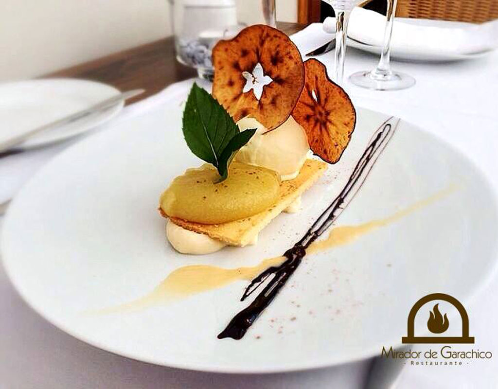 Postre gourmet con crema, helado y rodajas de manzana en Mirador de Garachico.