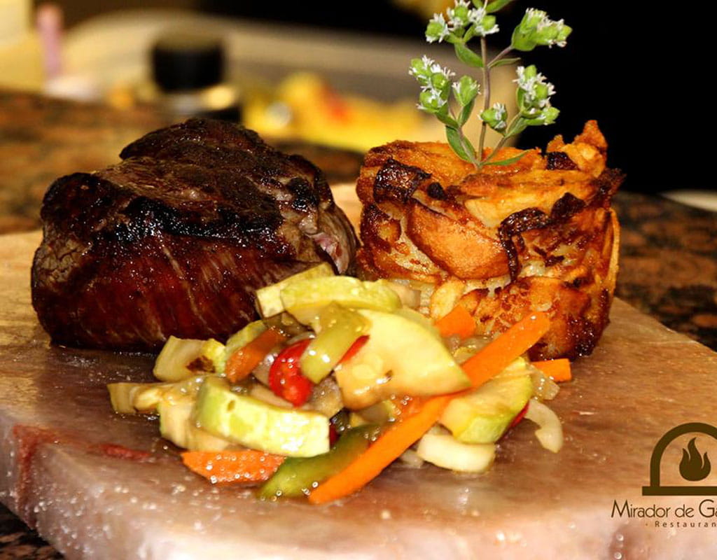 Carne asada con verduras y torta de patatas en Mirador de Garachico, Tenerife.