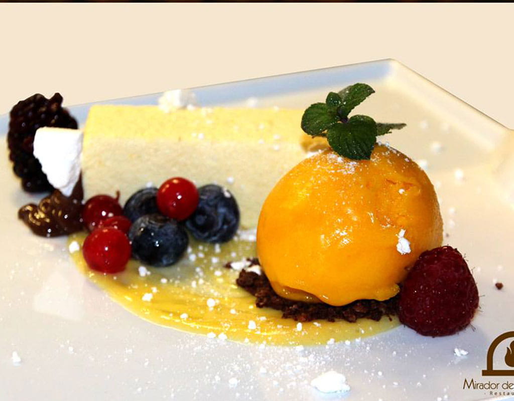 Postre de helado con frutas en Mirador de Garachico, Tenerife.