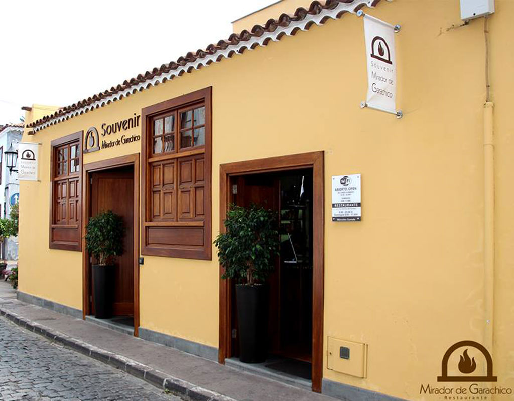Fachada del restaurante Mirador de Garachico en Tenerife, con carteles visibles.
