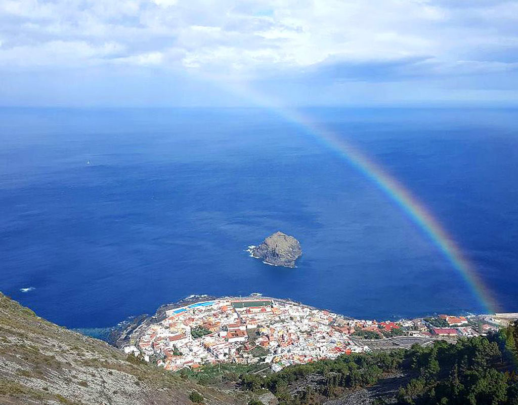 Arcoíris sobre el océano cerca de Garachico en Tenerife.