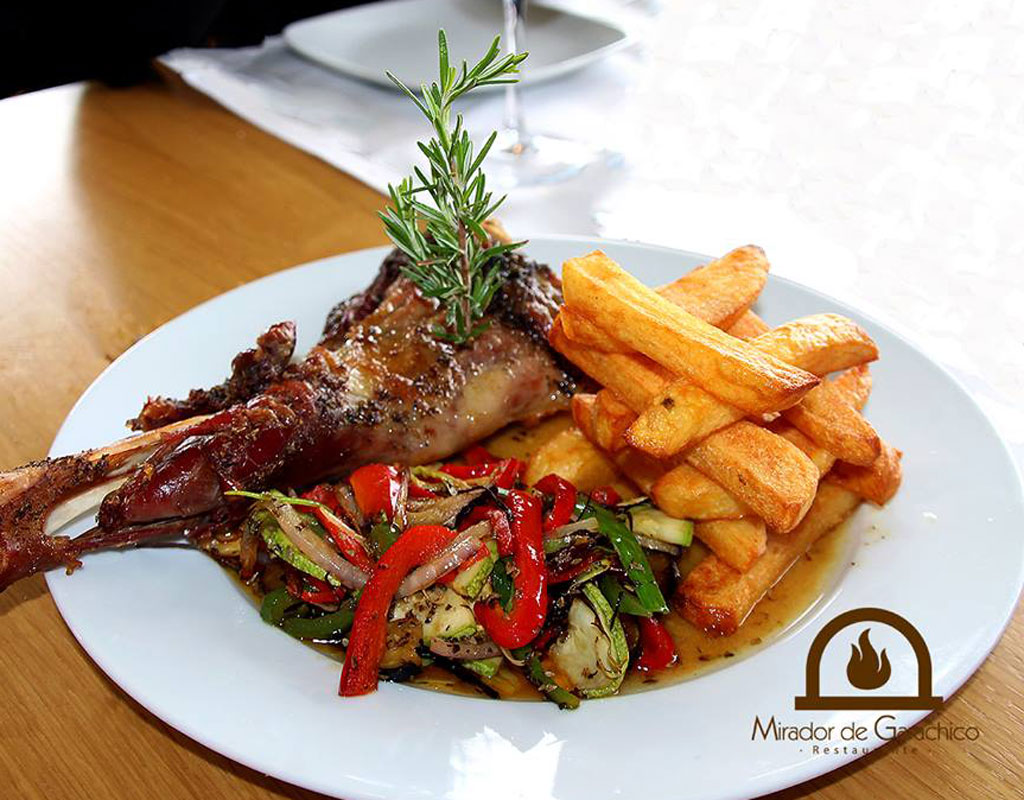 Pierna de cordero con papas fritas y verduras en Mirador de Garachico.