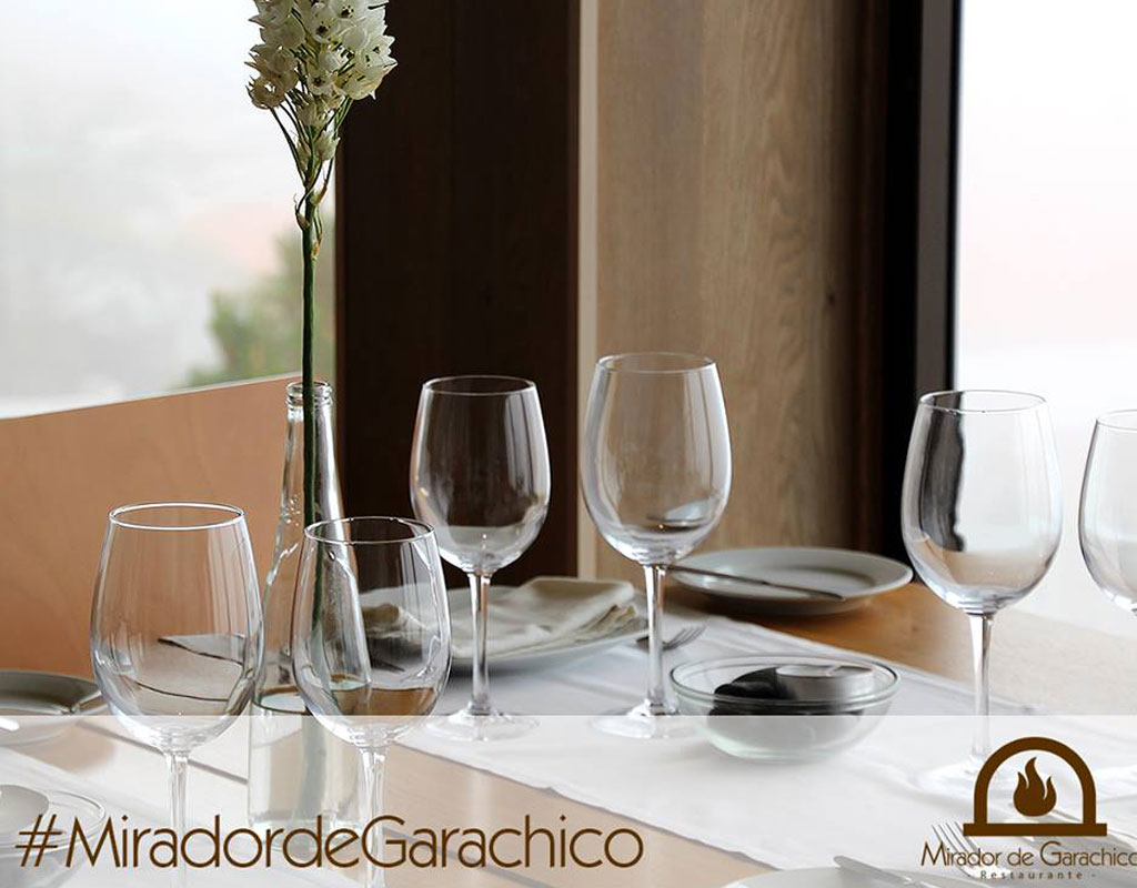 Mesa con copas vacías y flor blanca en restaurante Mirador de Garachico. #MiradordeGarachico
