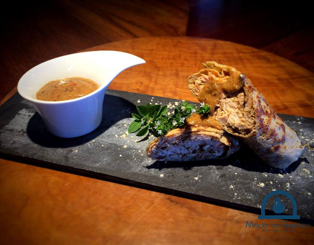 Plato de carne con salsa y hierbas en Mirador de Garachico, Tenerife.