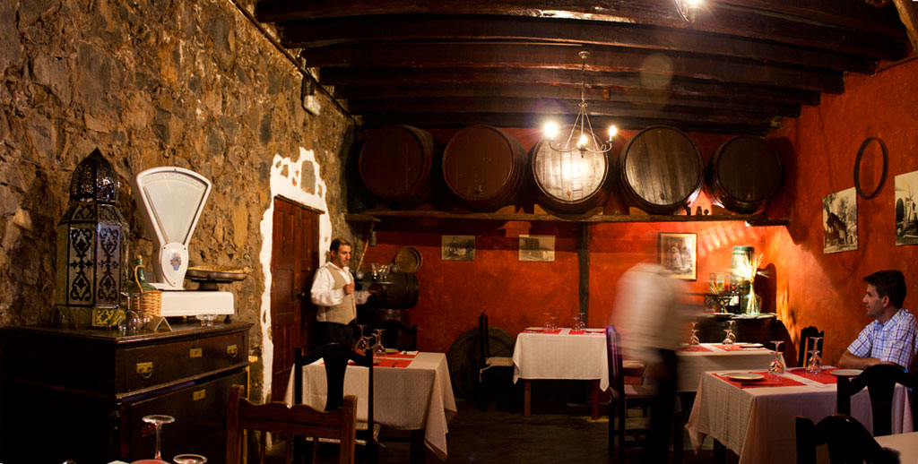 Restaurante rústico en Tenerife con mesas y decoración tradicional.