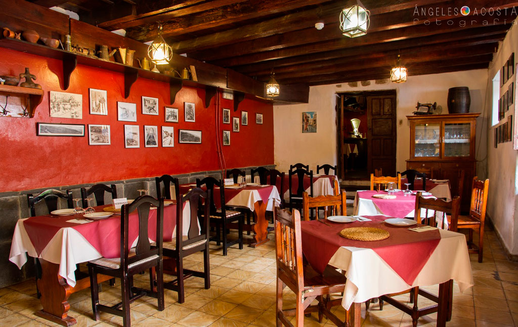 Restaurante tradicional en Tenerife con mesas preparadas y decoración rústica.