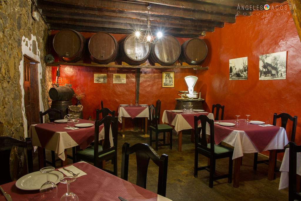 Restaurante rústico con barriles y mesas en Tenerife.