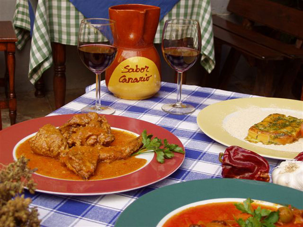 Comida canaria tradicional con jarra que dice Sabor Canario en un restaurante de Tenerife.