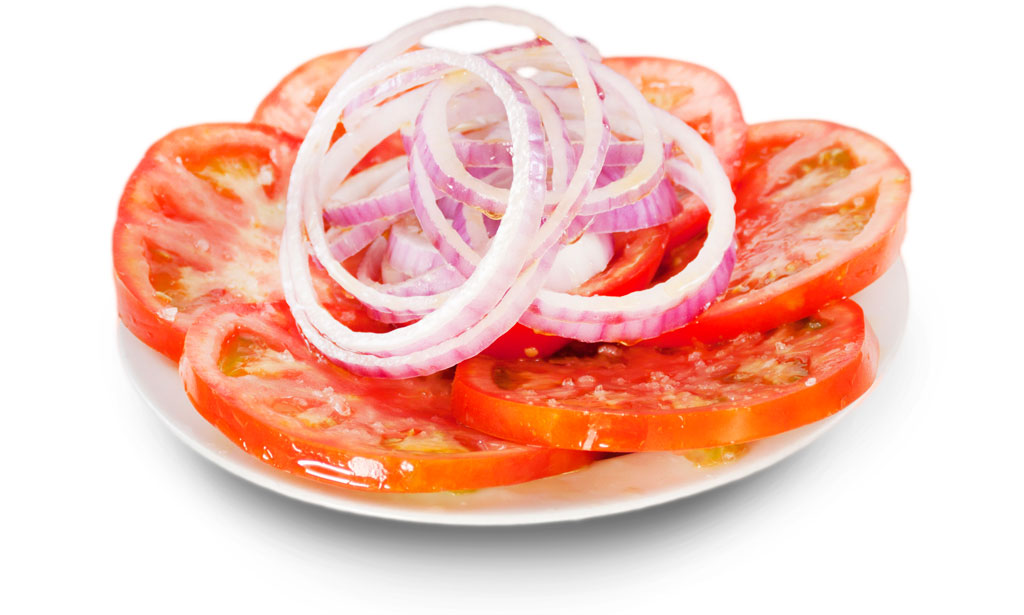 Rebanadas de tomate y cebolla en un plato en Tenerife.