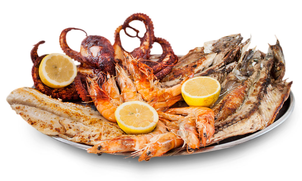 Plato de mariscos variados con gambas, pescado y rodajas de limón en Tenerife.
