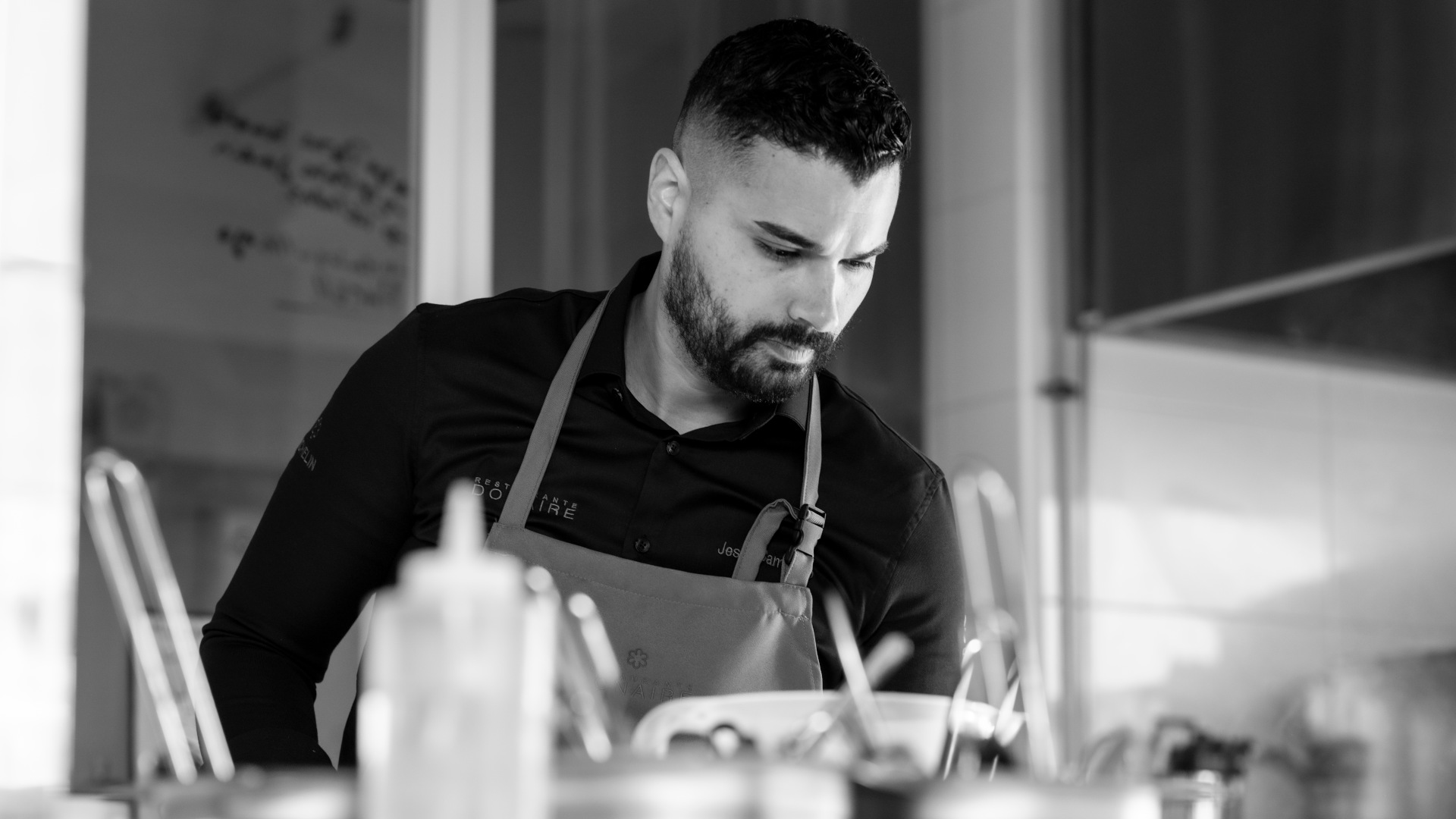 Chef en una cocina del restaurante en Tenerife, concentrado en su trabajo.
