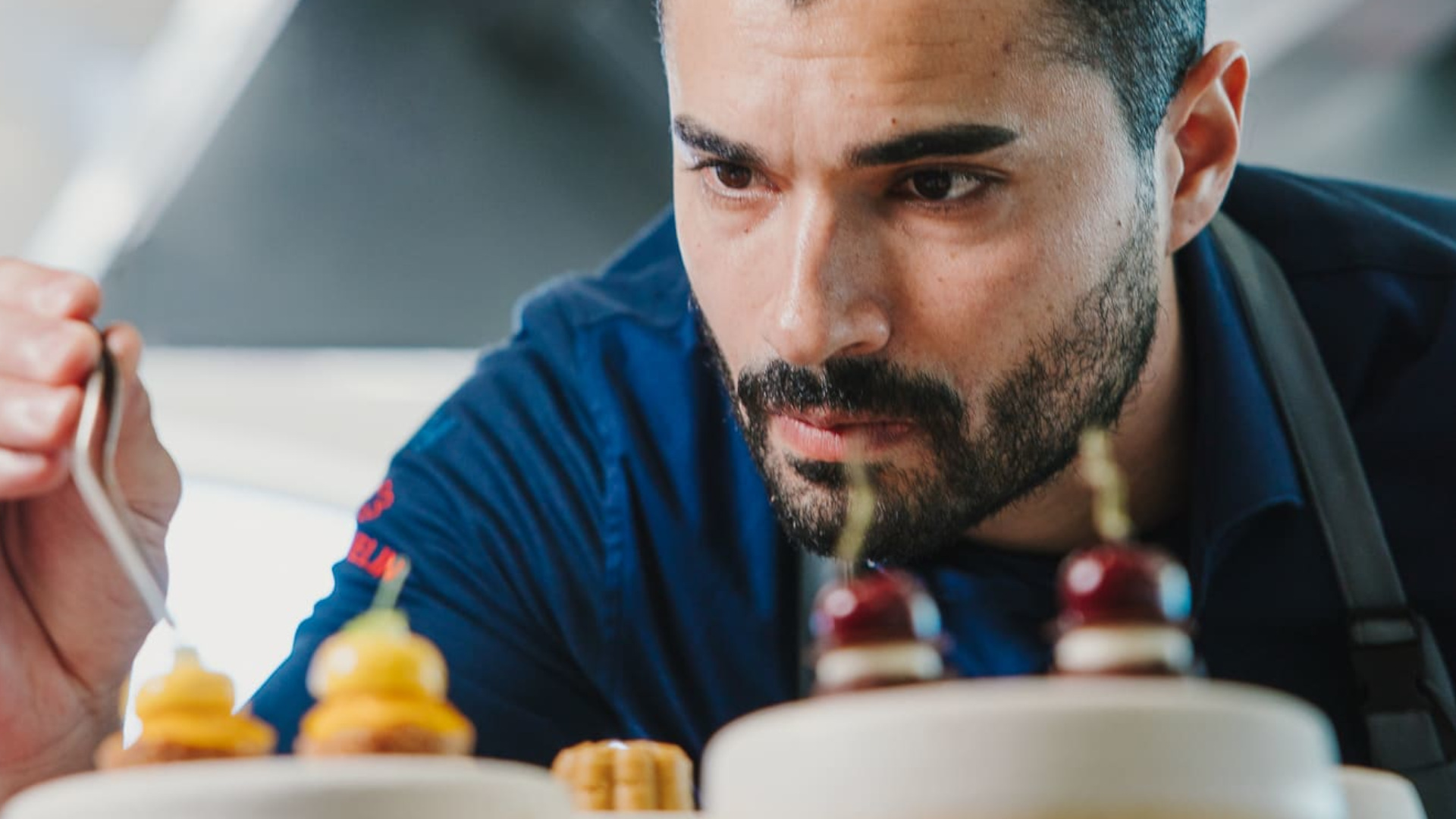Chef concentrado decorando un plato en Tenerife.