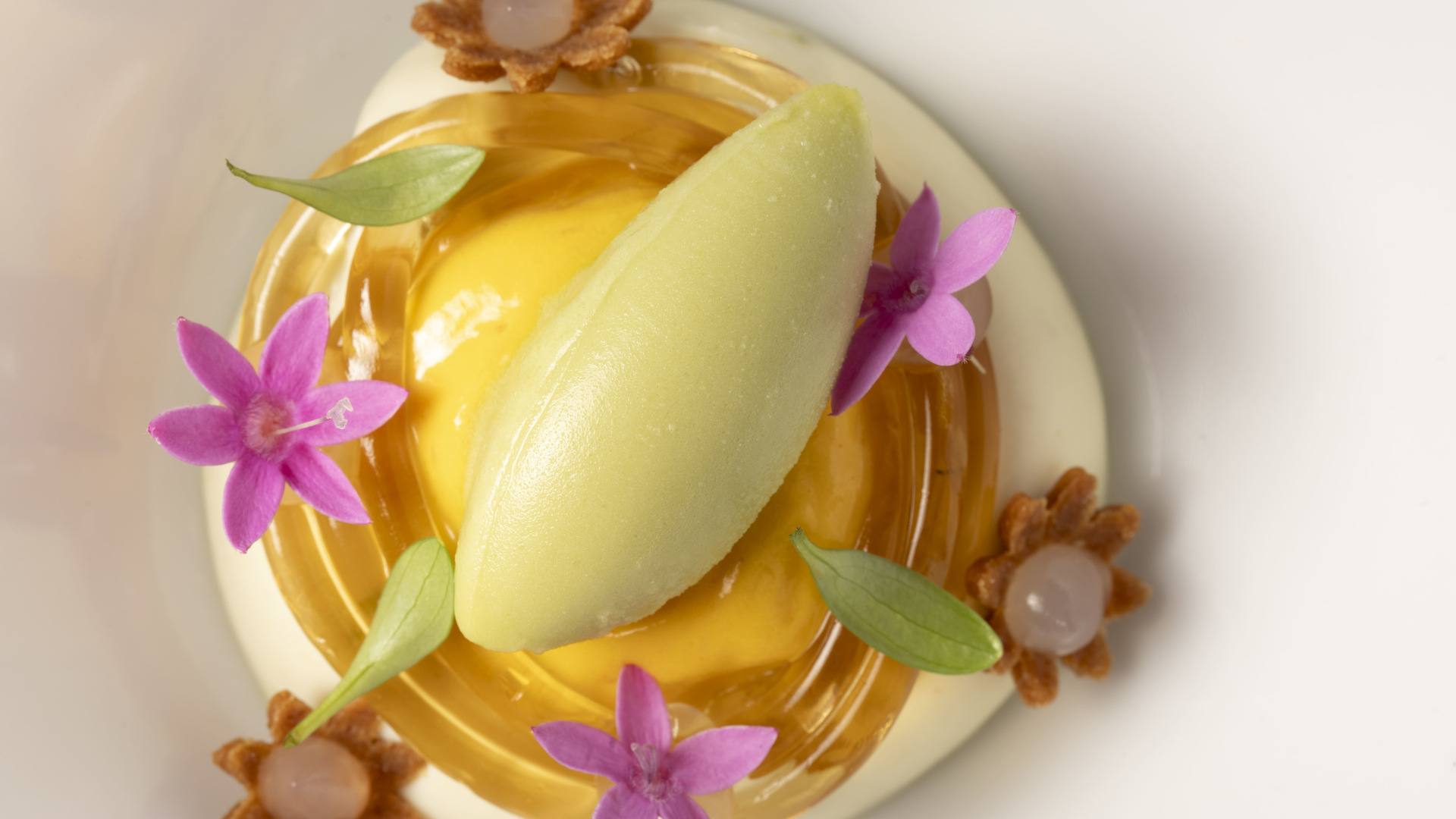 Helado de limón con flores comestibles y galletas pequeñas, Tenerife.