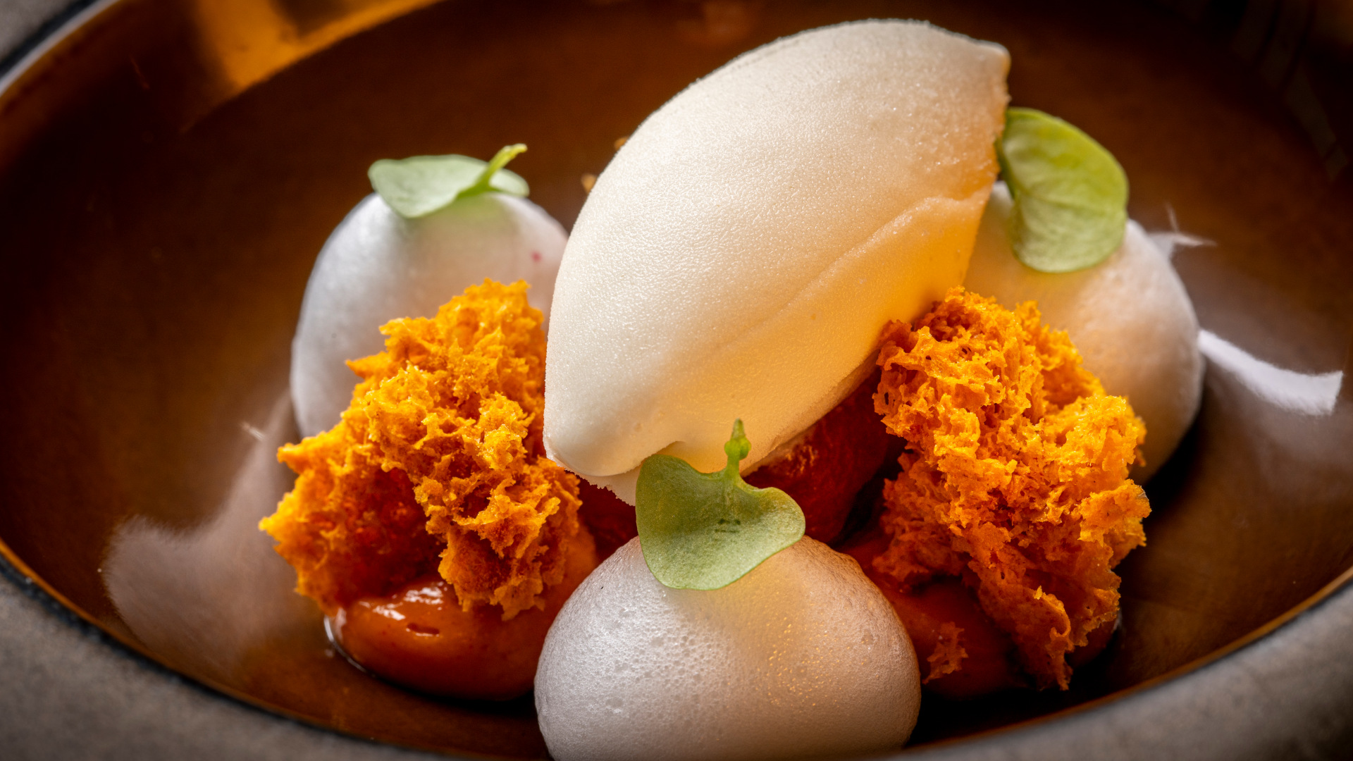 Postre gourmet con espuma y sorbete servido en restaurante Tenerife.