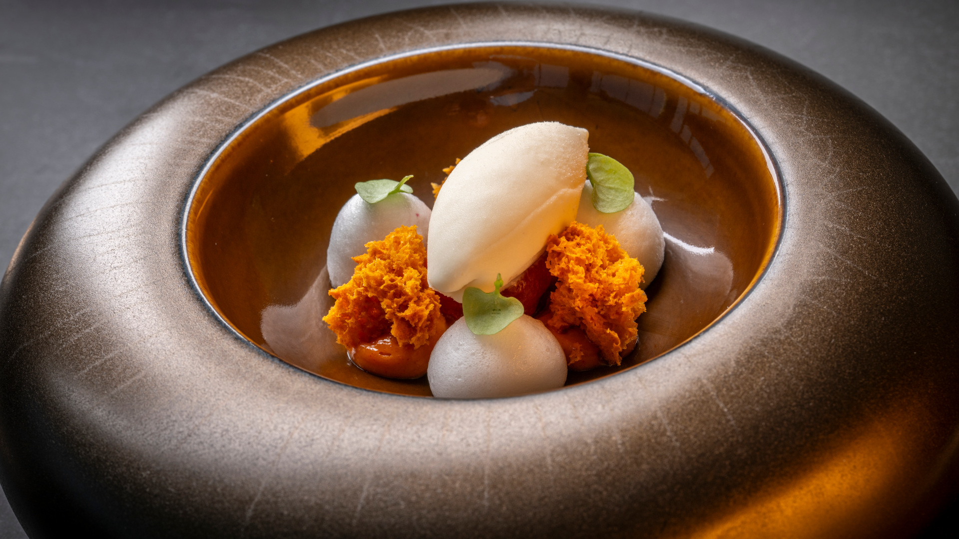 Plato gourmet con sorbete y espuma, servido en restaurante de Tenerife.