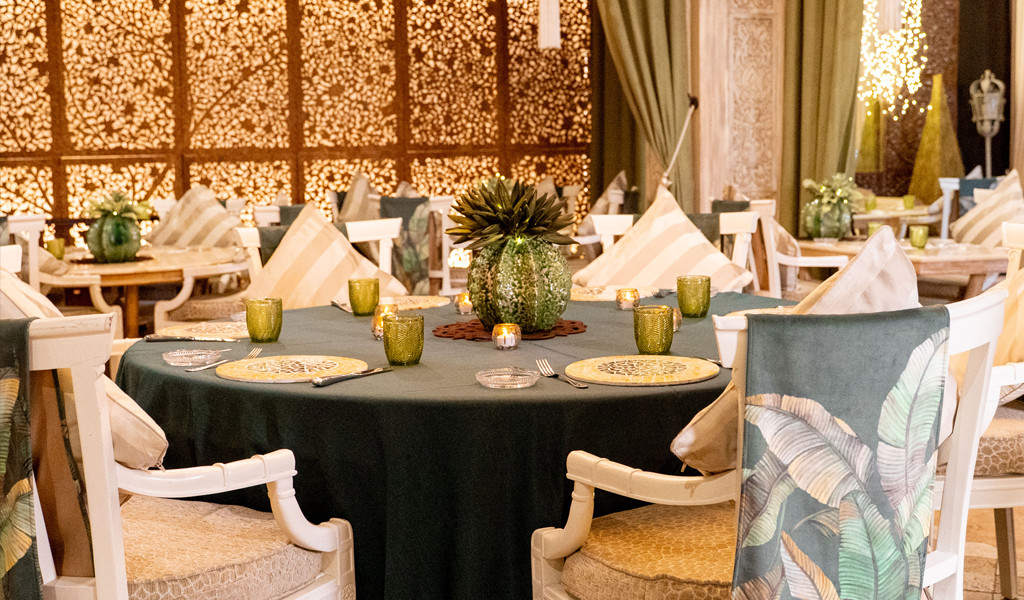 Restaurante Jardín Mesa preparada para varios comensales