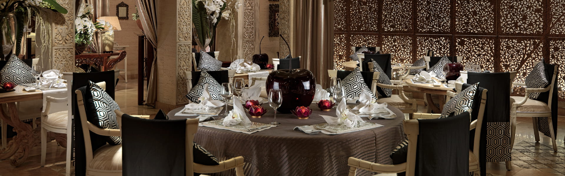 Mesa para varios comensales decorada