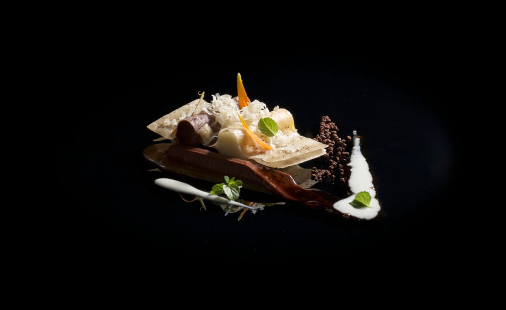 Plato gourmet con texturas y presentación artística en Tenerife.
