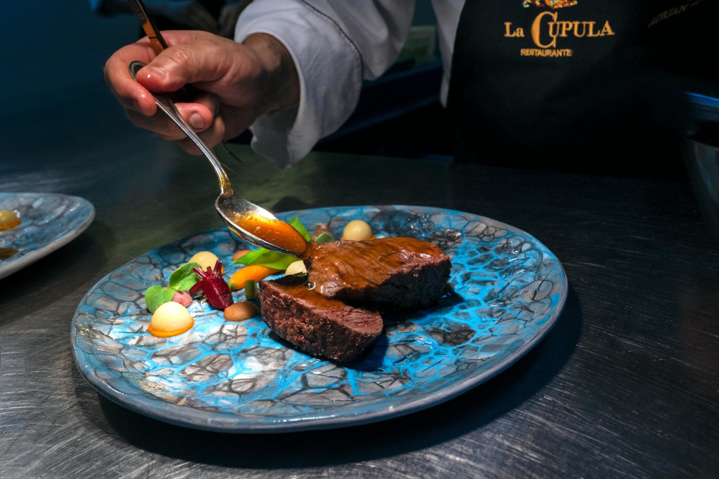 Plato gourmet con salsa servido en restaurante La Cúpula, Tenerife.