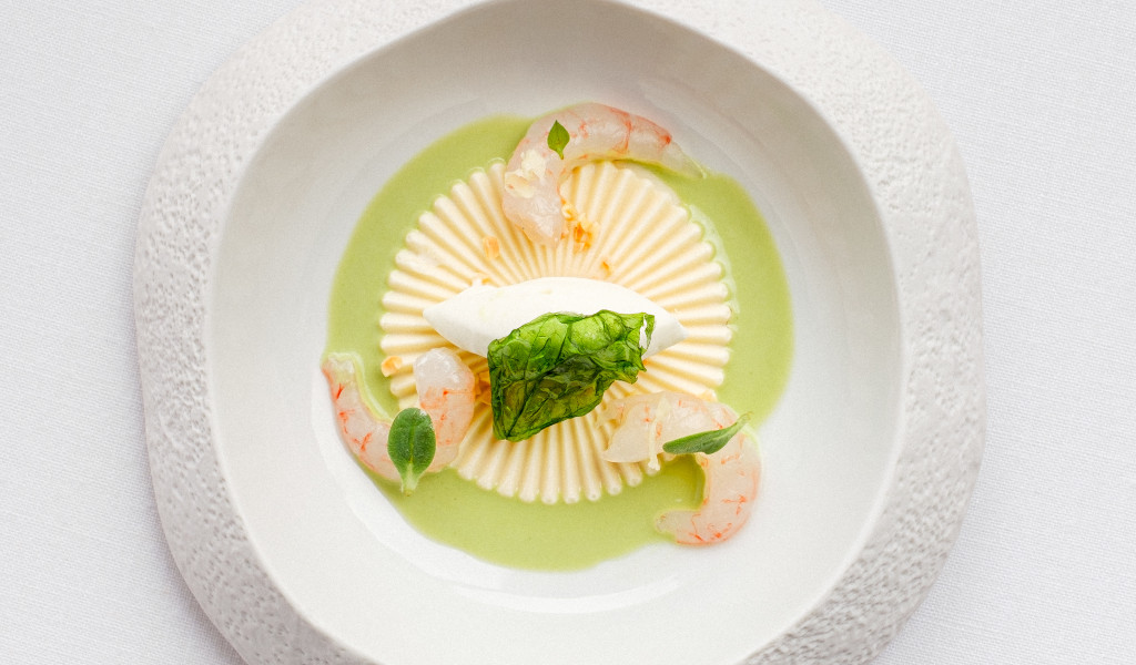 Plato elegante con langostinos y crema verde en Tenerife.