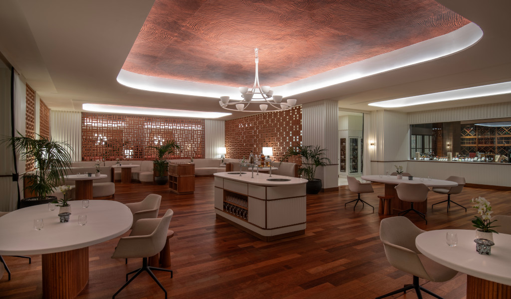 Restaurante moderno y elegante con techos decorativos en Tenerife.