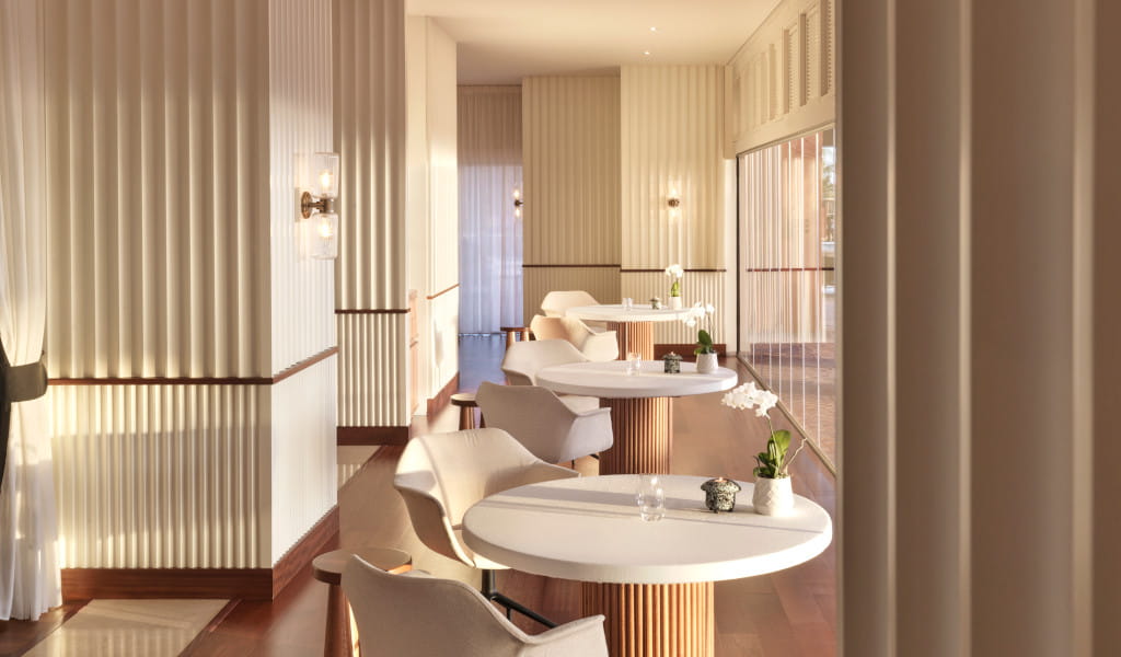 Mesas y sillas dispuestas en restaurante elegante en Tenerife.