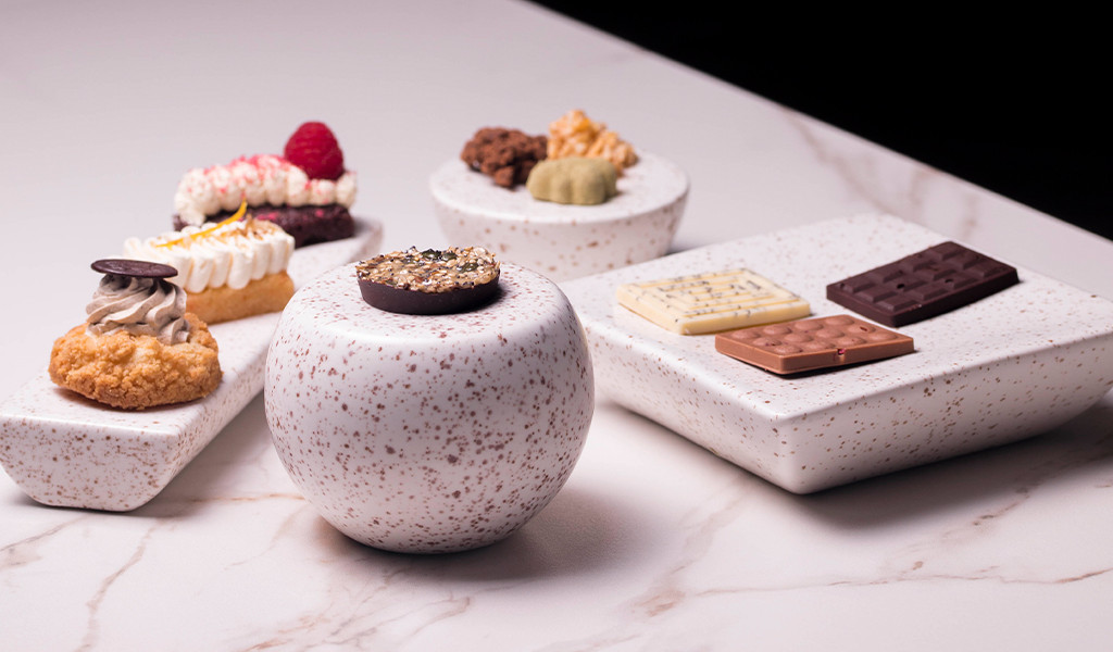 Postres y chocolates variados sobre platos de cerámica, Tenerife.