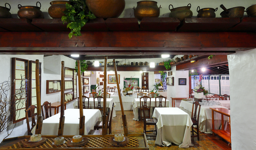 Restaurante en Tenerife con mesas dispuestas y decoración rústica.