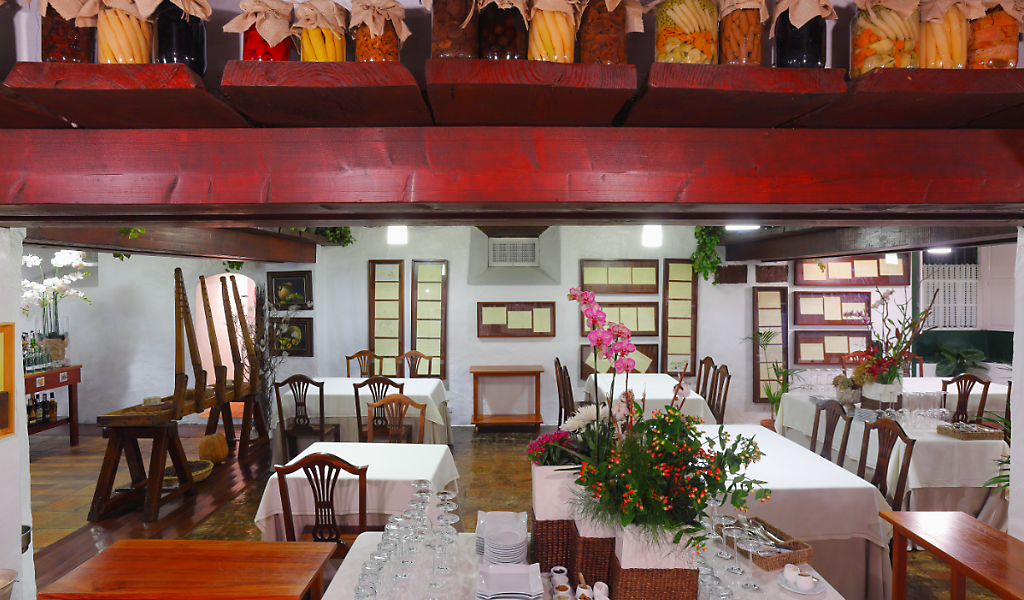 Restaurante en Tenerife con mesas dispuestas y decoraciones florales.