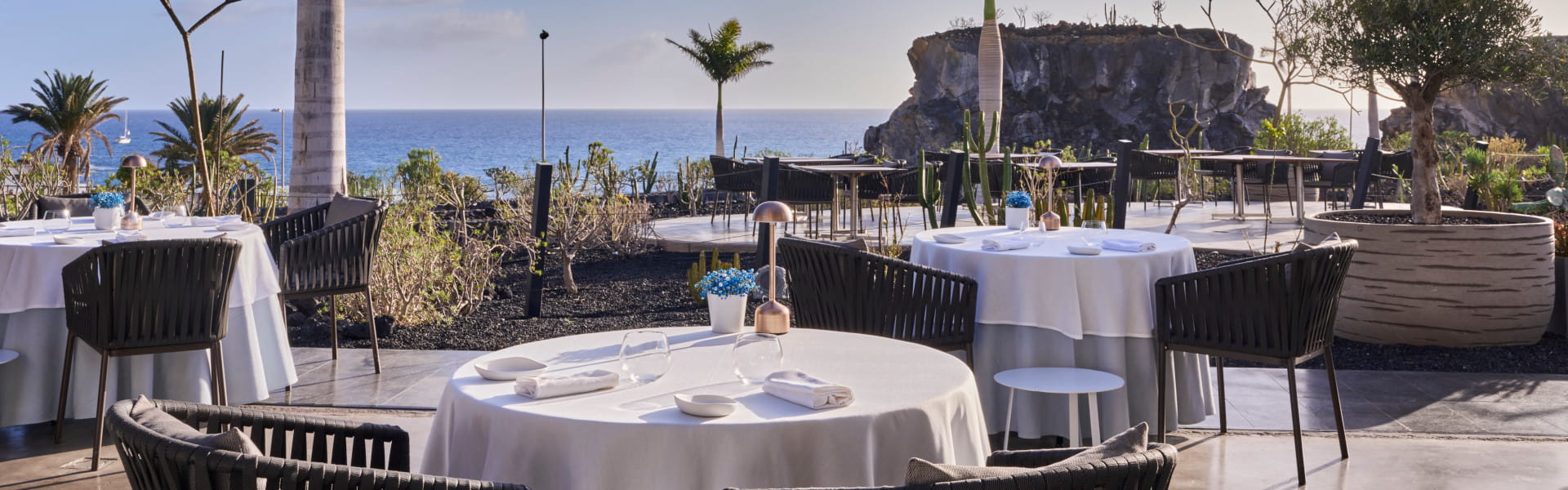 Mesas del restaurante con vistas al mar