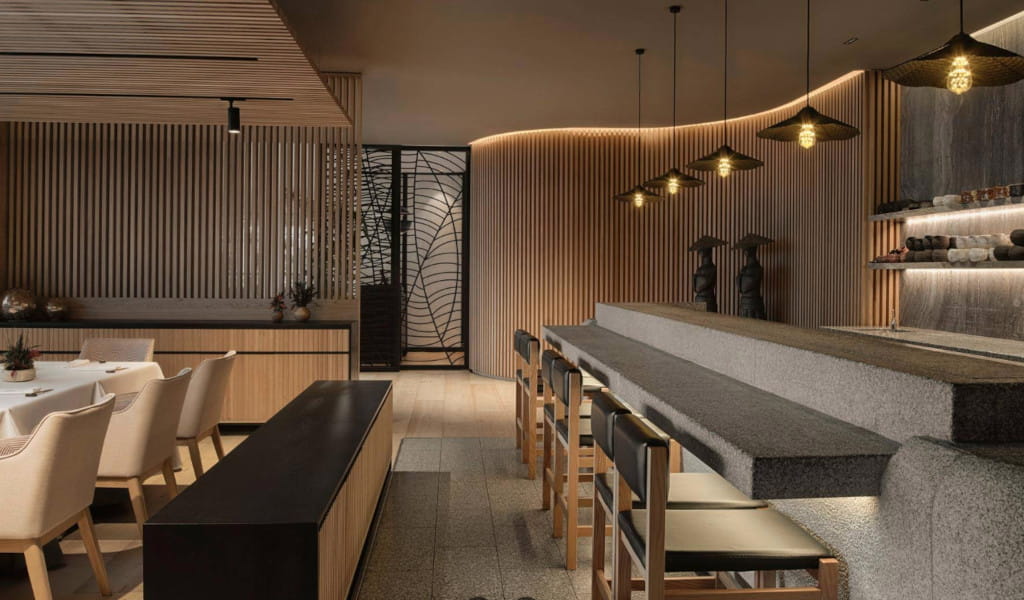 Restaurante moderno con diseño de madera y asientos en fila en Tenerife.