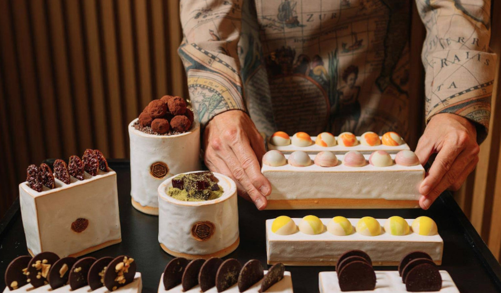 Dulces y trufas en bandejas de cerámica en un puesto en Tenerife.