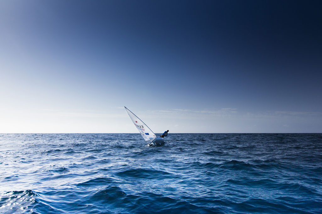 Persona navegando en velero pequeño en el mar de Tenerife.
