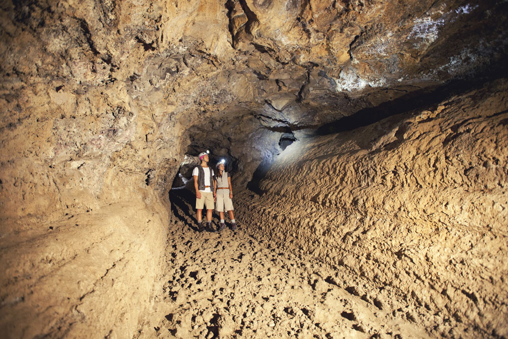 Exploradores en una cueva volcánica en Tenerife.