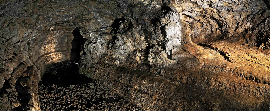 Cueva de lava en Icod de los Vinos, Tenerife, con formaciones rocosas iluminadas.